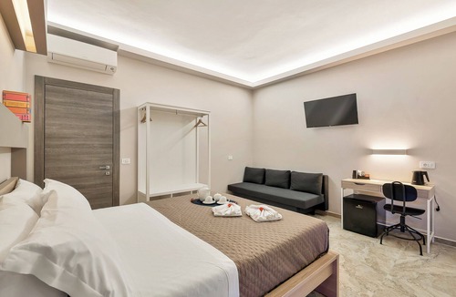 La Spezia Cabin | TOC TOC-ROOM 85-Double Shower.650m from the Central Station,900m from the Center