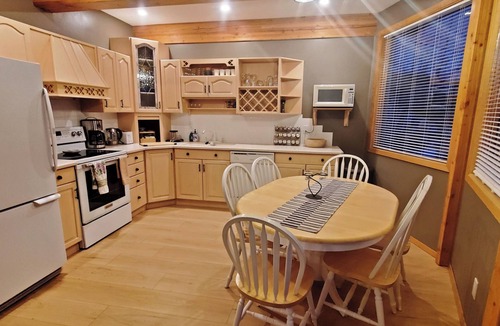 Sunburst Estates Ski Chalet | Tod Mtn Ski-In Amazing View Full Kitchen Cozy Fireplace Parking HotTub