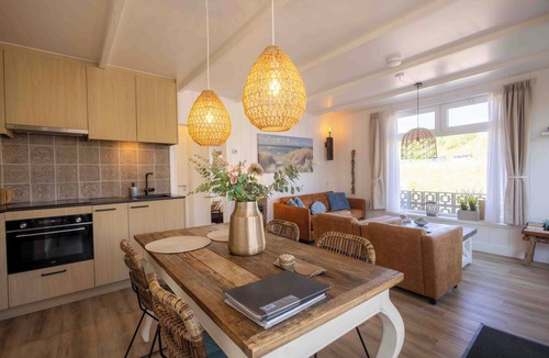 Egmond aan Zee Apartment | Top location! Next to lighthouse, beach 50m FLOW