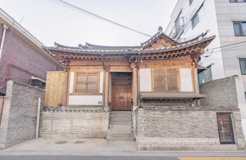 Hyehwa Villa | Traditional family Hanok, Moonlight Fragrance