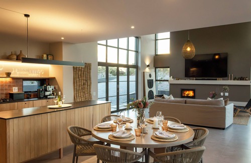 Gansbaai House | Tranquil 3-Bedroom Barn In Private Beach and Fynbos Estate