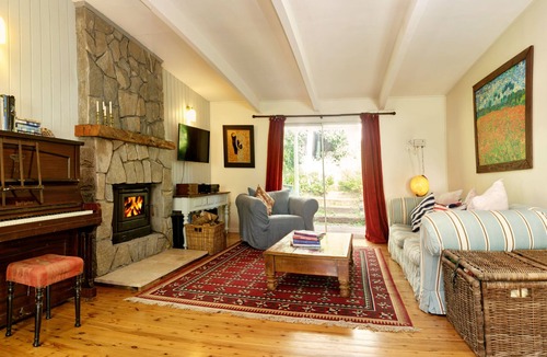 Termeil House | Tranquil farmhouse with sea view, dog friendly