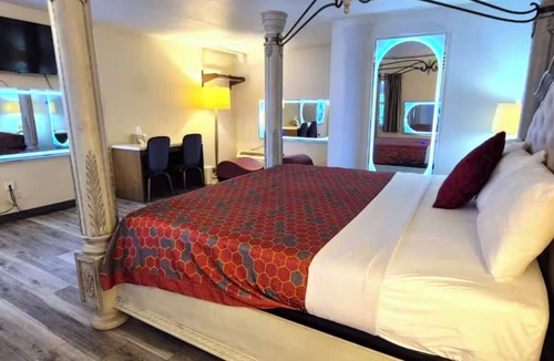 South Holland Hotel | Tranquil Room w/Free Parking - Green Lake - 1.9 miles away | Pets Allowed