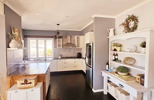 Gundaroo House | Trawalla - an entire house & pool bar - GREAT FOR GROUPS
