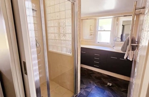 Gundaroo House | Trawalla - an entire house & pool bar - GREAT FOR GROUPS