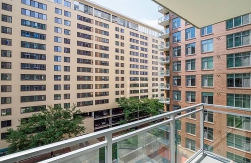 Woodmont Triangle Apartment | Trendy Neighbourhood | Bethesda MD | Near NIH & Metro by GLS