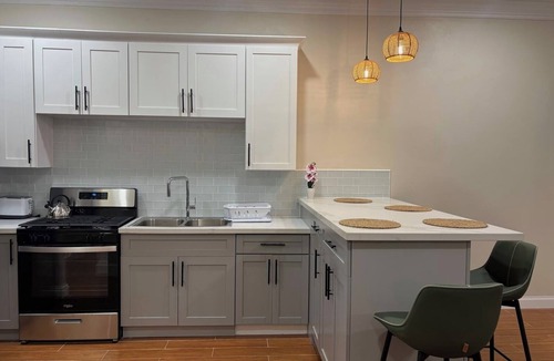 Nassau Apartment | Tropical Oasis 2BR Townhouse Unit 3 Minutes from Airport & Beach