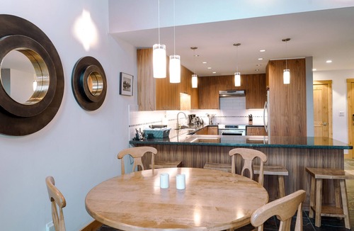 Upper Village Ski Chalet | TRUE Ski inSki out Hot Tub on Village Run-TRULY Slopeside-Luxury, Amazing Views.