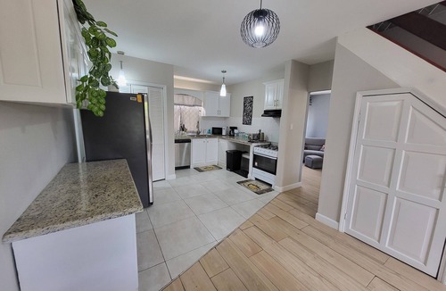 Gulf View House | Beautiful Luxury Townhouse. Next to full service Premier Mall.