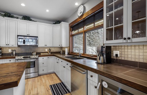 Fairways Ski Chalet | Twin Oaks Chalet: 4BR Ski-In Chalet in Sun Peaks Resort w/Private Hot Tub