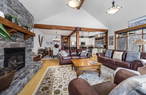 Fairways Ski Chalet | Twin Oaks Chalet: 4BR Ski-In Chalet in Sun Peaks Resort w/Private Hot Tub