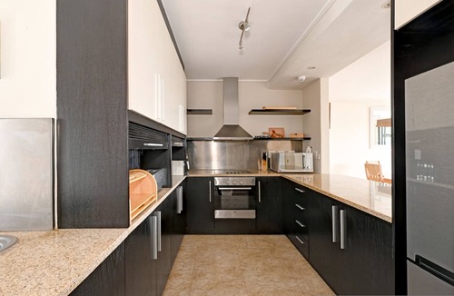 Green Point Apartment | Two Bed | Spacious | 6th Floor | Secure
