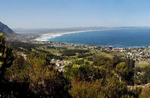 Hermanus City-Centre Apartment | Two Bedroom with Bbq and Sea Views