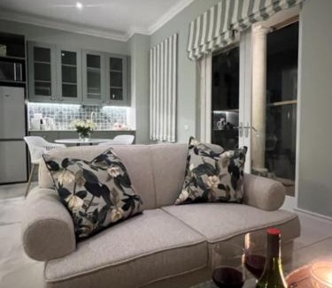 Rondebosch House | Two on Milner - ARUM COTTAGE - Stylish open-plan Guesthouse in Rondebosch