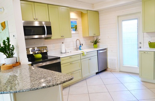 Little Venice House | Unique 2BR Home With King Bed, Kitchen, Outdoor Shower, Space For Boat/Trailer.
