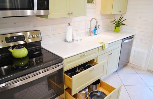 Little Venice House | Unique 2BR Home With King Bed, Kitchen, Outdoor Shower, Space For Boat/Trailer.