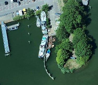 Enkhuizen Boat Rental | Unique cabin at Enkhuizen harbour