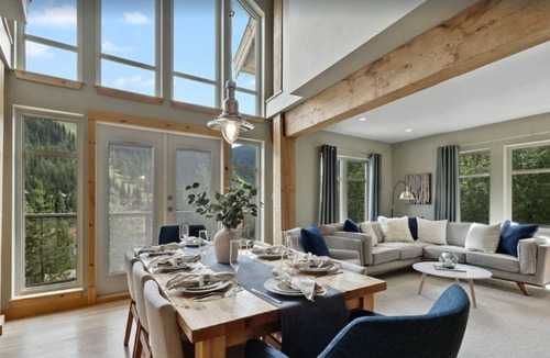 Sunburst Estates Ski Chalet | Upper House, Close to ski lifts and ALL amenities, fully equipped
