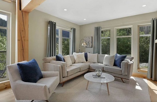 Sunburst Estates Ski Chalet | Upper House, Close to ski lifts and ALL amenities, fully equipped