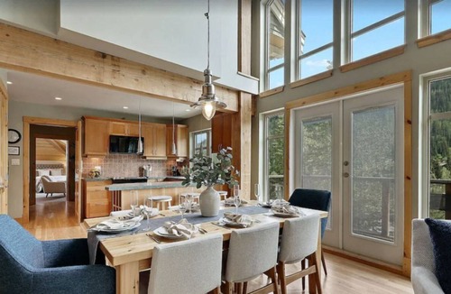Sunburst Estates Ski Chalet | Upper House, Close to ski lifts and ALL amenities, fully equipped