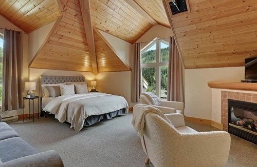 Sunburst Estates Ski Chalet | Upper House, Close to ski lifts and ALL amenities, fully equipped