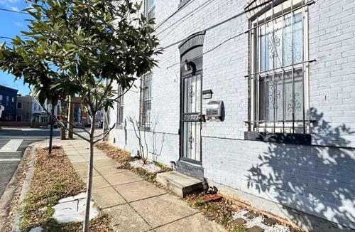 Fairlawn Apartment | Upper Level King Sized Anacostia/US Capitol