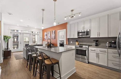 Second Ward Apartment | Uptown Escape - Free Parking, Pool, Walkable