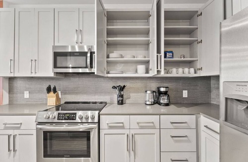 Second Ward Apartment | Uptown Escape - Free Parking, Pool, Walkable
