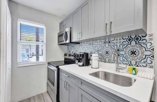 Poinciana Park Apartment | Urban Escape 1BR Near Las Olas with Pool