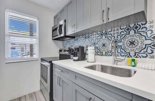 Poinciana Park Apartment | Urban Escape 1BR Near Las Olas with Pool