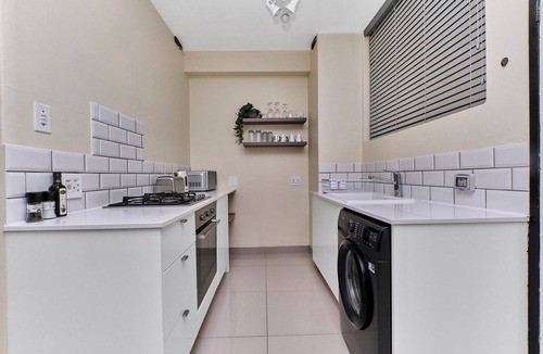 Greater Johannesburg Metropolitan Area Apartment | Urban Luxe Studio Illovo Mews by CTHA