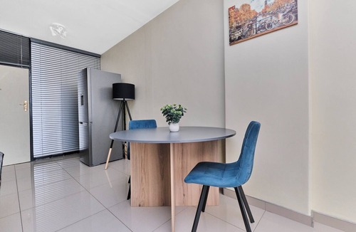 Greater Johannesburg Metropolitan Area Apartment | Urban Luxe Studio Illovo Mews by CTHA