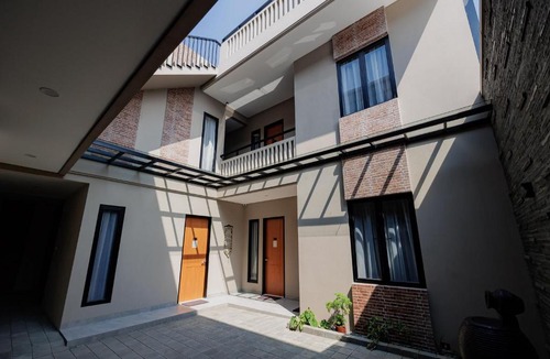 East Jakarta House | Urbanview Hotel Syariah Viero Condet