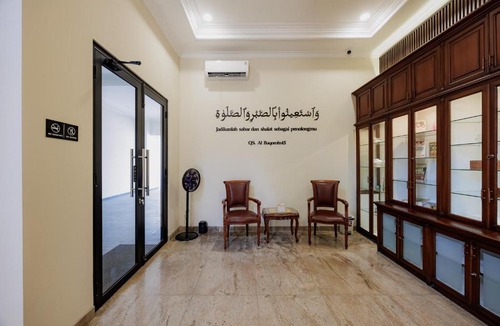 East Jakarta House | Urbanview Hotel Syariah Viero Condet