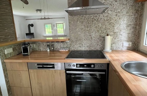 Friedewald Apartment | Vacation Home by the Castle Park - Vacation home, shower and bathroom, toilet, quiet location