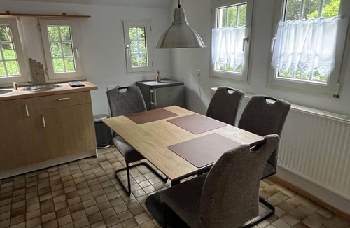 Friedewald Apartment | Vacation Home by the Castle Park - Vacation home, shower and bathroom, toilet, quiet location
