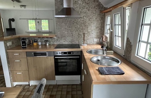 Friedewald Apartment | Vacation Home by the Castle Park - Vacation home, shower and bathroom, toilet, quiet location