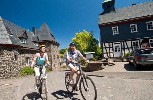 Friedewald Apartment | Vacation Home by the Castle Park - Vacation home, shower and bathroom, toilet, quiet location