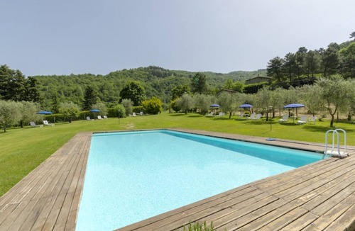 Londa House | Vacation Home "Fienile Con Piscina Vicino Firenze" with Mountain View, Shared Pool & Wi-Fi