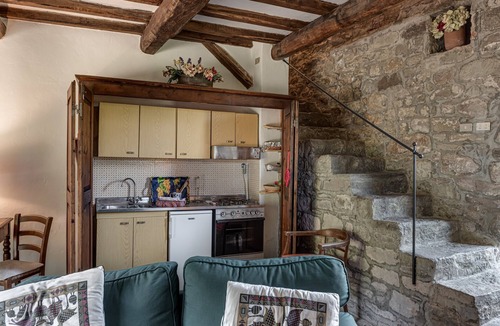 Londa House | Vacation Home "Mulino Con Piscina Vicino Firenze" with Mountain View, Shared Pool & Wi-Fi