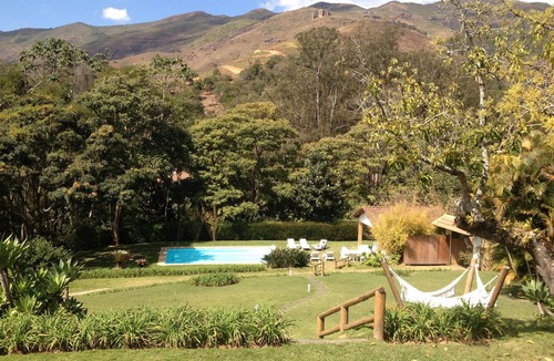 Araras House | Vale das Videiras - House 250m from the town center with 5 suites, swimming pool and sauna.
