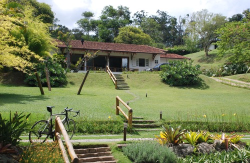 Araras House | Vale das Videiras - House 250m from the town center with 5 suites, swimming pool and sauna.