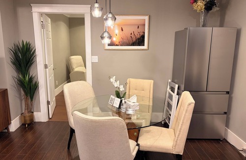 Fraserview House | VANCOUVER 2BR SUITE WITH PRIVATE ENTRANCE-NEAR YVR/DT/RMD-FREE PARKING