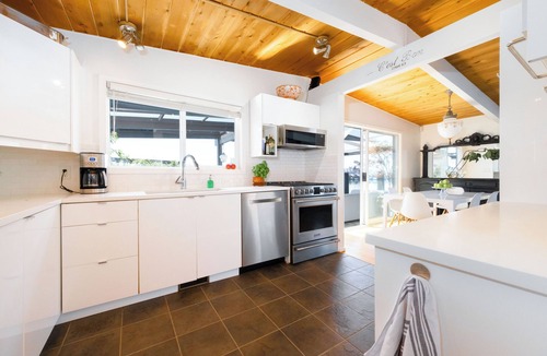 Lower Lonsdale Boat Rental | Vancouvers Largest Float Home Ocean & City Views