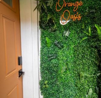Washington House | VIBES! Free Parking, Piano, King Bed