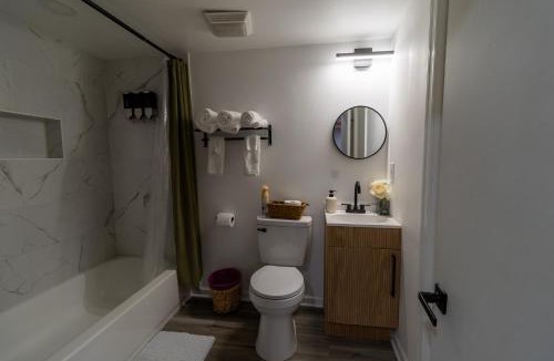 Washington House | VIBES! Free Parking, Piano, King Bed