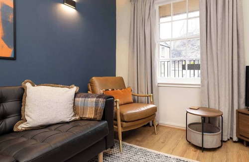 Old Town Apartment | Vibrant Apartment in Edinburgh’s Old Town