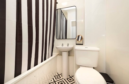 Old Town Apartment | Vibrant Apartment in Edinburgh’s Old Town