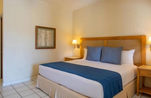 Campo de Golf Fonatur Hotel | Vibrant Studio Steps to Punta Sur Golf Course