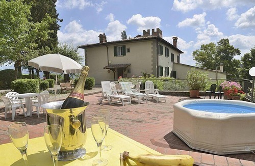 Sagginale Villa | Villa Alfiere, fully refundable with voucher*: A splendid three-story villa situated in a secluded location surrounded by meadows and by green hills, with Free WI-FI.